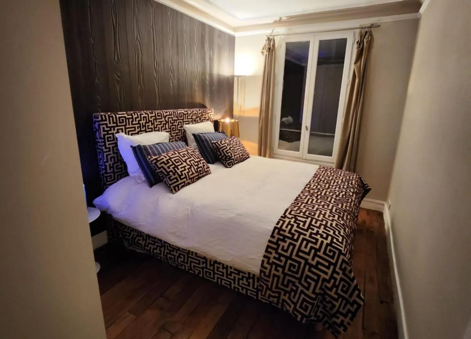 Pic De Notre Dame, Charming Suites Paris Apartment