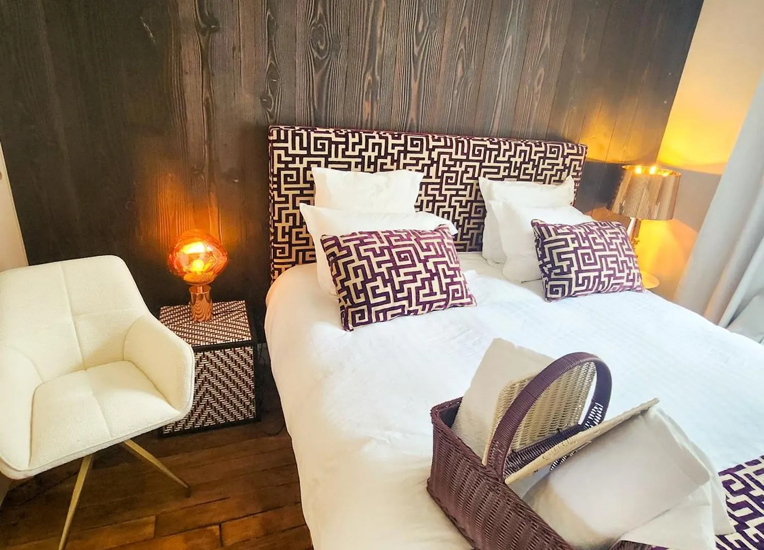 Pic De Notre Dame, Charming Suites Paris Apartment