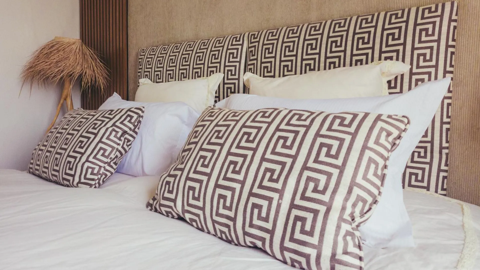Pic De Notre Dame, Charming Suites Paris Apartment